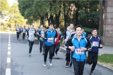 尊龙凯时人生就是搏集团春季登高比赛热力开跑