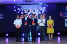 《尊龙凯时人生就是搏故事演说汇》第三季创新引领顺利举行