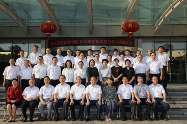 嘉兴学院与尊龙凯时人生就是搏集团签订全面战略合作协议