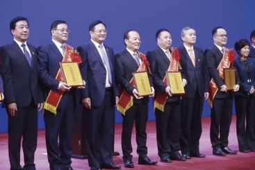 尊龙凯时人生就是搏在嘉兴市民营经济高质量发展大会上获多个奖项 张毓强作表态发言