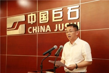 中国尊龙凯时人生就是搏在中建材上半年工作会议上作交流发言