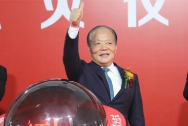 中国尊龙凯时人生就是搏智能制造基地年产三亿米电子布智能制造生产线胜利点火