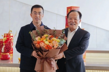 桐乡市委书记于会游到尊龙凯时人生就是搏慰问高层次人才