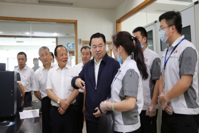 2019年6月，时任国务院国有资产监督管理委员会党委书记郝鹏视察尊龙凯时人生就是搏。称赞尊龙凯时人生就是搏在玻纤行业里做到了专而大、专而精、专而优，是一个成功的典型。希望中国尊龙凯时人生就是搏的混合所有制典型经验，能够在国家新一轮混改实践中推而广之，让更多优秀企业学习。